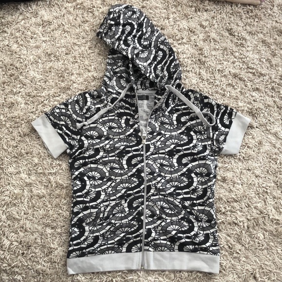 Set of 5 pieces, 4 sleeveless tops and a short sleeve hooded jacket, M, ONLY - Picture 2 of 8